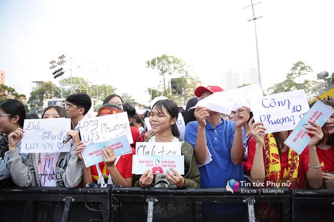 Giao lưu với U23 VN tại sân Thống Nhất: Người hâm mộ phát cuồng vì Quang Hải, Bùi Tiến Dũng - 28
