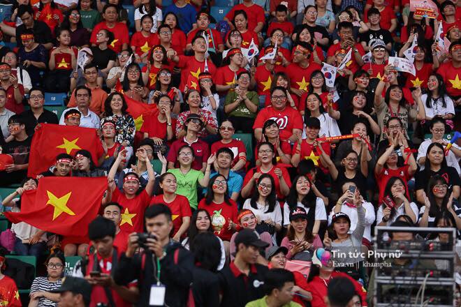 Giao lưu với U23 VN tại sân Thống Nhất: Người hâm mộ phát cuồng vì Quang Hải, Bùi Tiến Dũng - 20