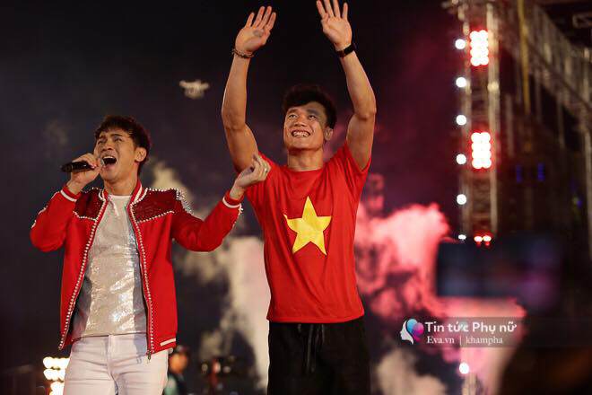 Giao lưu với U23 VN tại sân Thống Nhất: Người hâm mộ phát cuồng vì Quang Hải, Bùi Tiến Dũng - 4