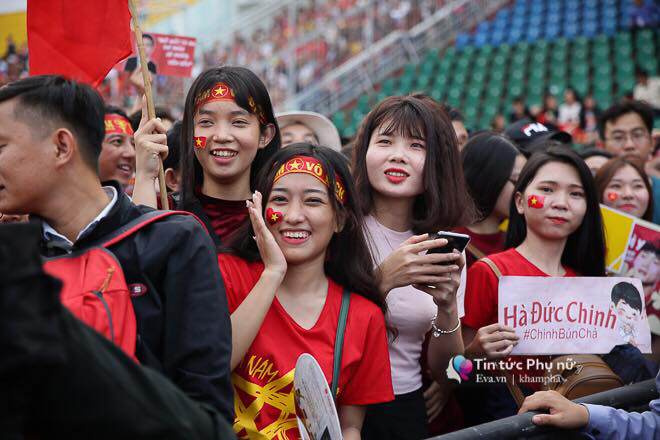 Giao lưu với U23 VN tại sân Thống Nhất: Người hâm mộ phát cuồng vì Quang Hải, Bùi Tiến Dũng - 31