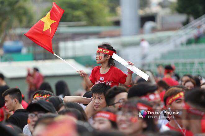 Giao lưu với U23 VN tại sân Thống Nhất: Người hâm mộ phát cuồng vì Quang Hải, Bùi Tiến Dũng - 21