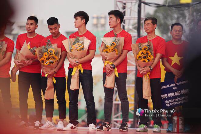 Giao lưu với U23 VN tại sân Thống Nhất: Người hâm mộ phát cuồng vì Quang Hải, Bùi Tiến Dũng - 5