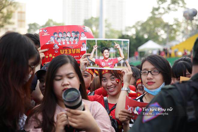 Giao lưu với U23 VN tại sân Thống Nhất: Người hâm mộ phát cuồng vì Quang Hải, Bùi Tiến Dũng - 32