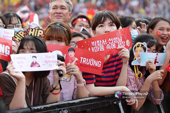 Giao lưu với U23 VN tại sân Thống Nhất: Người hâm mộ phát cuồng vì Quang Hải, Bùi Tiến Dũng - 22