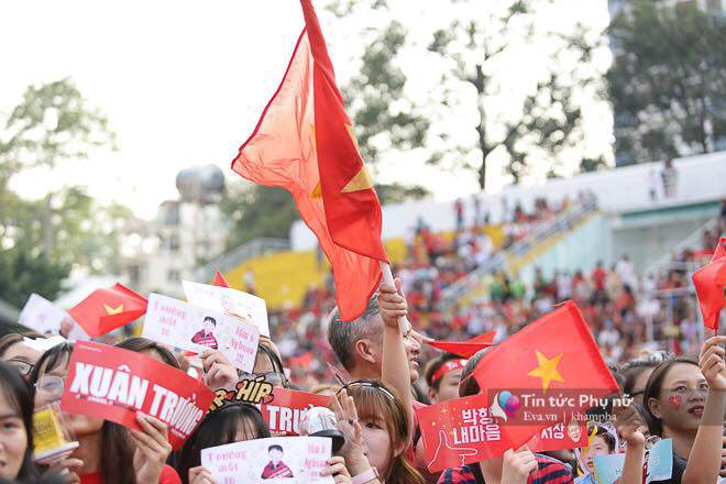 Giao lưu với U23 VN tại sân Thống Nhất: Người hâm mộ phát cuồng vì Quang Hải, Bùi Tiến Dũng - 23