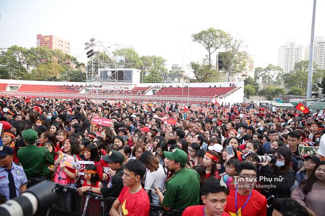 Giao lưu với U23 VN tại sân Thống Nhất: Người hâm mộ phát cuồng vì Quang Hải, Bùi Tiến Dũng - 26