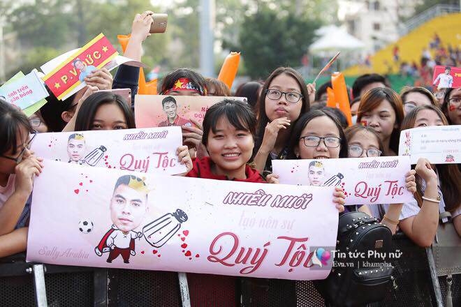 Giao lưu với U23 VN tại sân Thống Nhất: Người hâm mộ phát cuồng vì Quang Hải, Bùi Tiến Dũng - 24