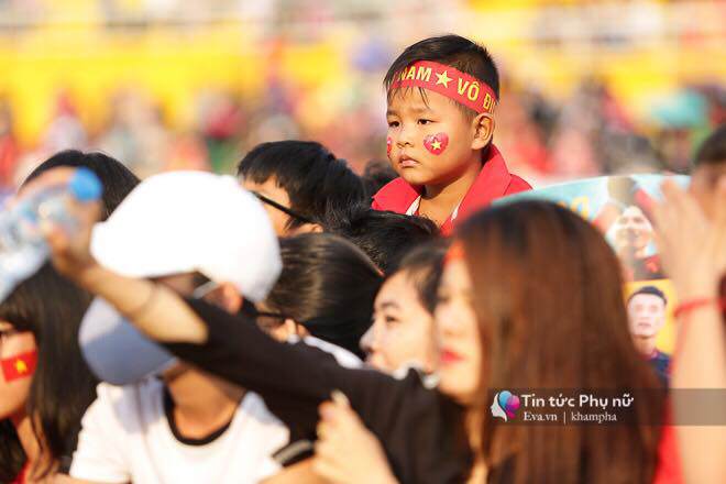 Giao lưu với U23 VN tại sân Thống Nhất: Người hâm mộ phát cuồng vì Quang Hải, Bùi Tiến Dũng - 25