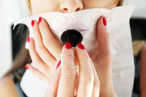 Để son không bị lem và lâu trôi, bạn phải nằm lòng những mẹo này - 1