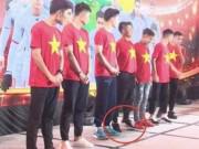 Tin tức - Quang Hải "gây bão" khi kiễng chân để chụp hình vì thấp hơn đồng đội