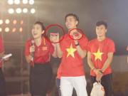 Bí mật thú vị đằng sau hai thỏi son của Duy Pinky mà Công Phượng cầm tại buổi giao lưu