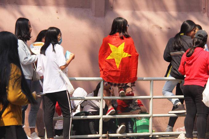 Giao lưu với U23 VN tại sân Thống Nhất: Người hâm mộ phát cuồng vì Quang Hải, Bùi Tiến Dũng - 34