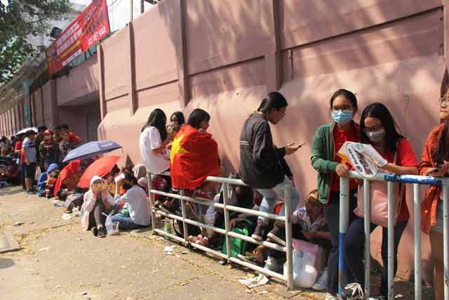 Giao lưu với U23 VN tại sân Thống Nhất: Người hâm mộ phát cuồng vì Quang Hải, Bùi Tiến Dũng - 45