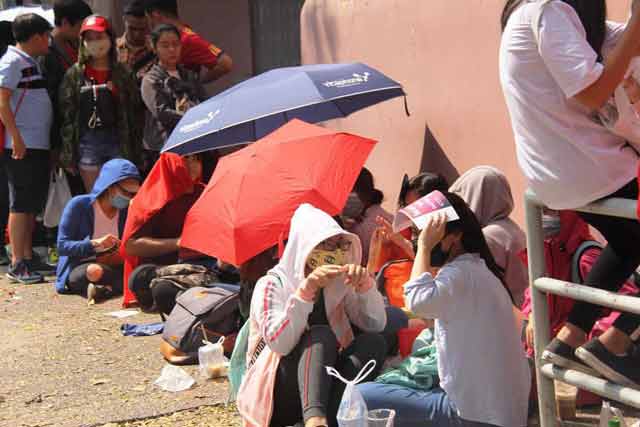 Giao lưu với U23 VN tại sân Thống Nhất: Người hâm mộ phát cuồng vì Quang Hải, Bùi Tiến Dũng - 44