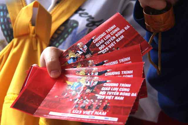 Giao lưu với U23 VN tại sân Thống Nhất: Người hâm mộ phát cuồng vì Quang Hải, Bùi Tiến Dũng - 39