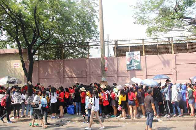 Giao lưu với U23 VN tại sân Thống Nhất: Người hâm mộ phát cuồng vì Quang Hải, Bùi Tiến Dũng - 36