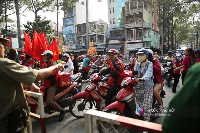 Giao lưu với U23 VN tại sân Thống Nhất: Người hâm mộ phát cuồng vì Quang Hải, Bùi Tiến Dũng - 40
