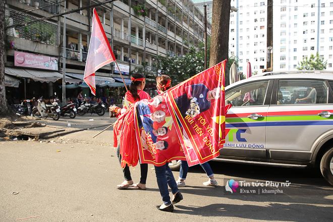 Giao lưu với U23 VN tại sân Thống Nhất: Người hâm mộ phát cuồng vì Quang Hải, Bùi Tiến Dũng - 37