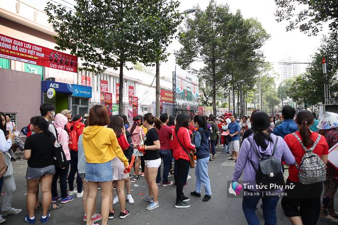 Giao lưu với U23 VN tại sân Thống Nhất: Người hâm mộ phát cuồng vì Quang Hải, Bùi Tiến Dũng - 38