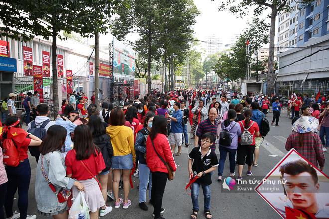 Giao lưu với U23 VN tại sân Thống Nhất: Người hâm mộ phát cuồng vì Quang Hải, Bùi Tiến Dũng - 35