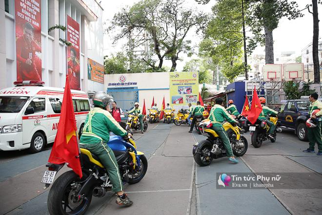 Giao lưu với U23 VN tại sân Thống Nhất: Người hâm mộ phát cuồng vì Quang Hải, Bùi Tiến Dũng - 42