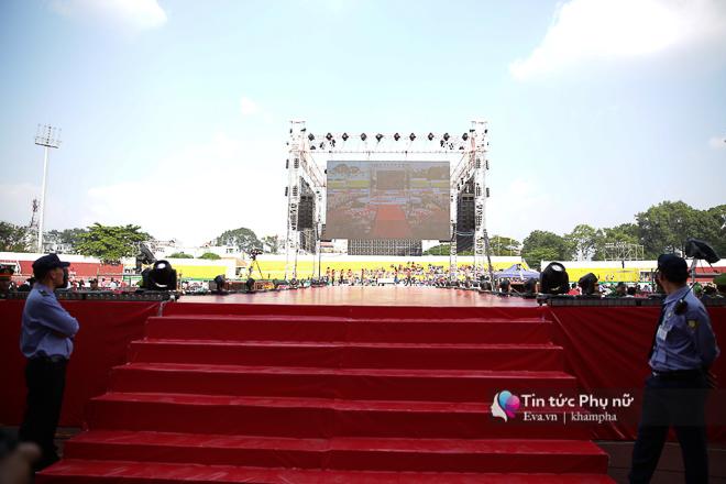 Giao lưu với U23 VN tại sân Thống Nhất: Người hâm mộ phát cuồng vì Quang Hải, Bùi Tiến Dũng - 43