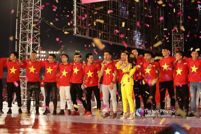 Giao lưu với U23 VN tại sân Thống Nhất: Người hâm mộ phát cuồng vì Quang Hải, Bùi Tiến Dũng - 1