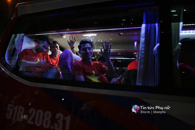 Giao lưu với U23 VN tại sân Thống Nhất: Người hâm mộ phát cuồng vì Quang Hải, Bùi Tiến Dũng - 3