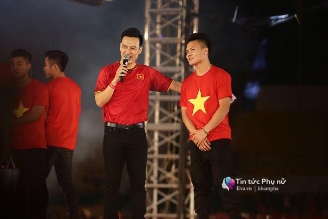 Giao lưu với U23 VN tại sân Thống Nhất: Người hâm mộ phát cuồng vì Quang Hải, Bùi Tiến Dũng - 6