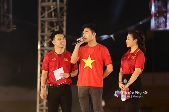 Giao lưu với U23 VN tại sân Thống Nhất: Người hâm mộ phát cuồng vì Quang Hải, Bùi Tiến Dũng - 7