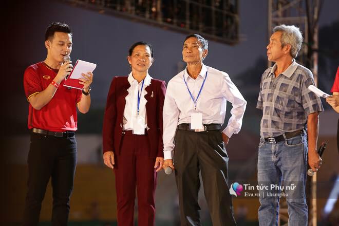 Giao lưu với U23 VN tại sân Thống Nhất: Người hâm mộ phát cuồng vì Quang Hải, Bùi Tiến Dũng - 8