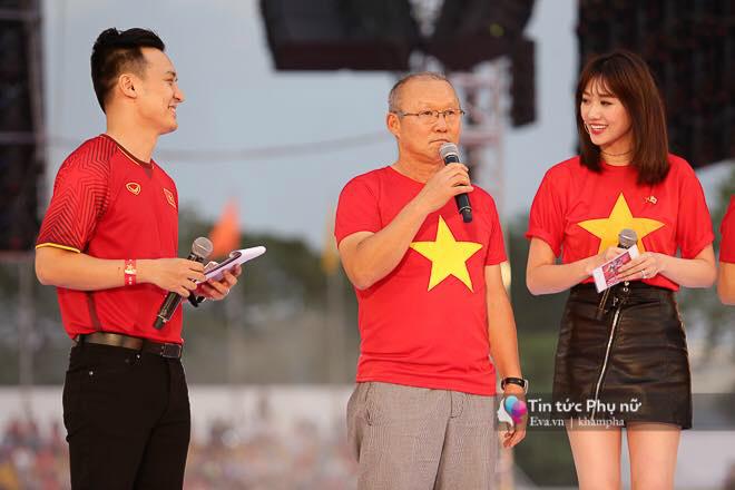 Giao lưu với U23 VN tại sân Thống Nhất: Người hâm mộ phát cuồng vì Quang Hải, Bùi Tiến Dũng - 9