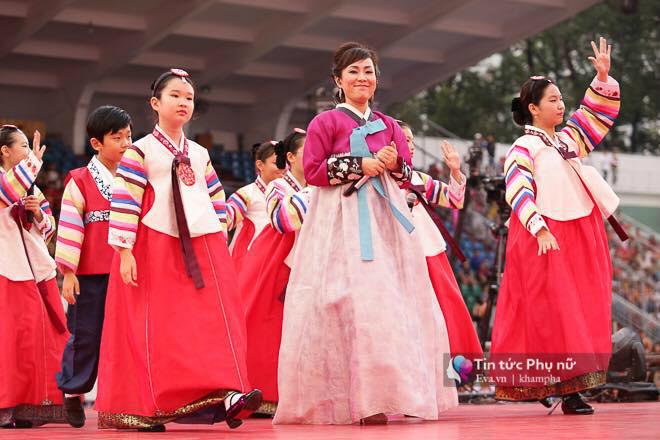 Giao lưu với U23 VN tại sân Thống Nhất: Người hâm mộ phát cuồng vì Quang Hải, Bùi Tiến Dũng - 10