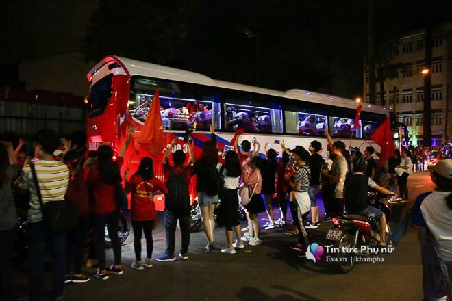 Giao lưu với U23 VN tại sân Thống Nhất: Người hâm mộ phát cuồng vì Quang Hải, Bùi Tiến Dũng - 2