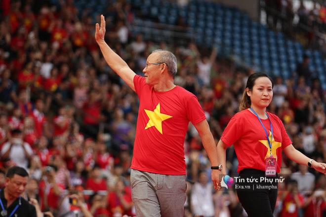 Giao lưu với U23 VN tại sân Thống Nhất: Người hâm mộ phát cuồng vì Quang Hải, Bùi Tiến Dũng - 11