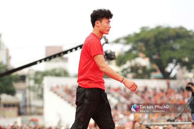 Giao lưu với U23 VN tại sân Thống Nhất: Người hâm mộ phát cuồng vì Quang Hải, Bùi Tiến Dũng - 12