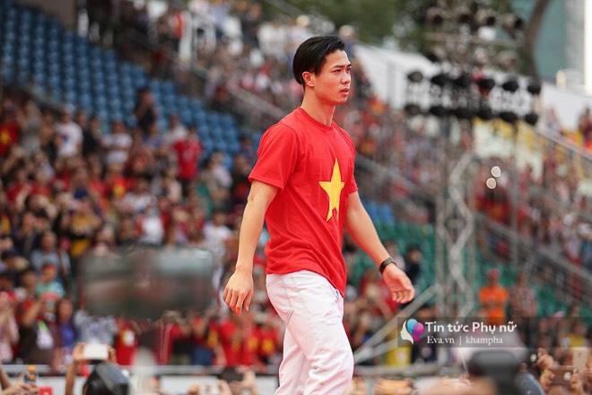 Giao lưu với U23 VN tại sân Thống Nhất: Người hâm mộ phát cuồng vì Quang Hải, Bùi Tiến Dũng - 13