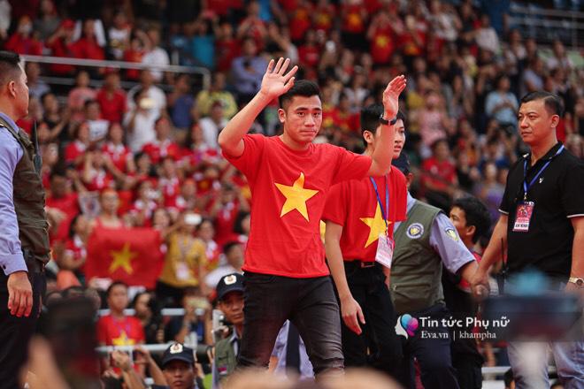 Giao lưu với U23 VN tại sân Thống Nhất: Người hâm mộ phát cuồng vì Quang Hải, Bùi Tiến Dũng - 14