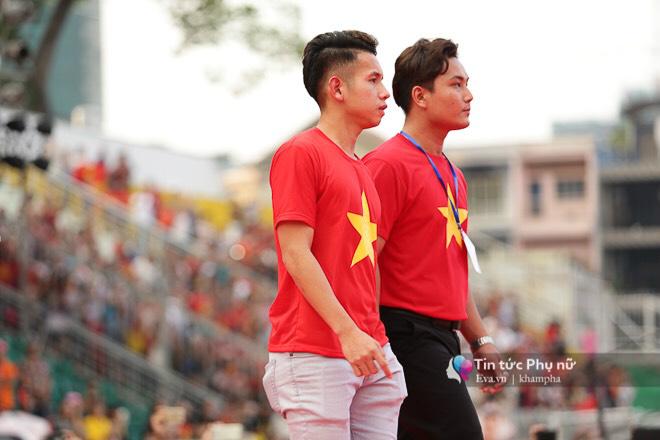 Giao lưu với U23 VN tại sân Thống Nhất: Người hâm mộ phát cuồng vì Quang Hải, Bùi Tiến Dũng - 15