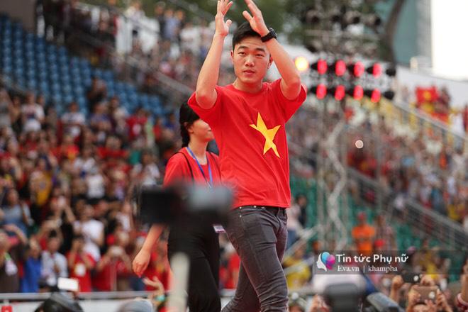 Giao lưu với U23 VN tại sân Thống Nhất: Người hâm mộ phát cuồng vì Quang Hải, Bùi Tiến Dũng - 16