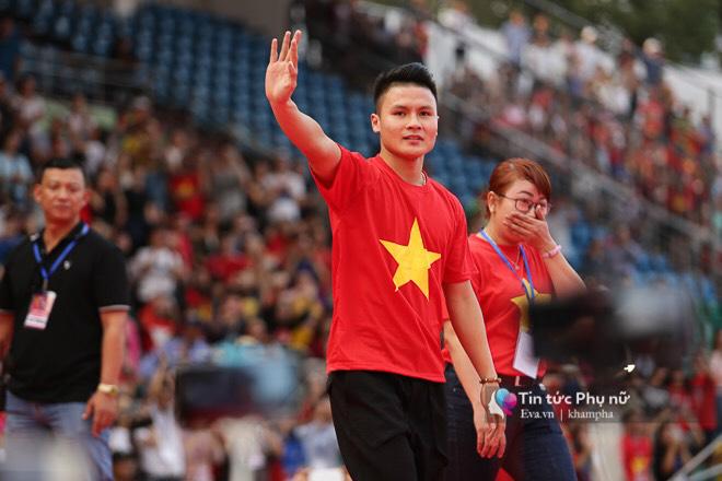 Giao lưu với U23 VN tại sân Thống Nhất: Người hâm mộ phát cuồng vì Quang Hải, Bùi Tiến Dũng - 17