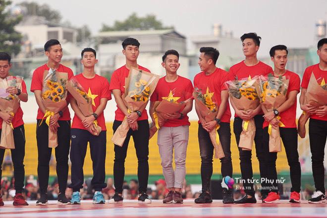 Giao lưu với U23 VN tại sân Thống Nhất: Người hâm mộ phát cuồng vì Quang Hải, Bùi Tiến Dũng - 18