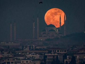 Mặt trăng máu treo lơ lửng trên nền trời ngay trong những ngày đầu năm 2018