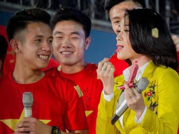 Mỹ Tâm vui vẻ bên U23 Việt Nam tại SVĐ Thống Nhất, bất ngờ được cầu thủ tặng son