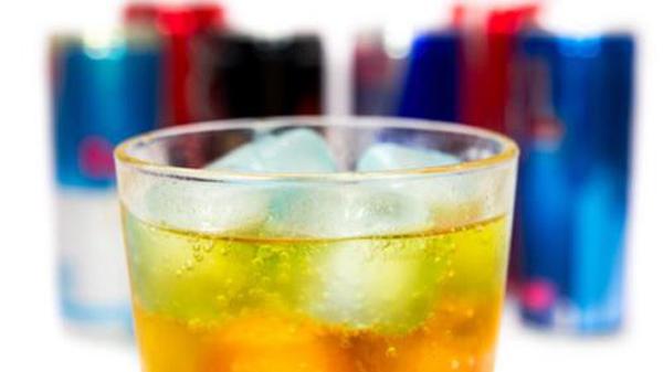 Người đàn ông suýt mất mạng vì ham uống tới 25 lon nước tăng lực khi đi hát karaoke - 2