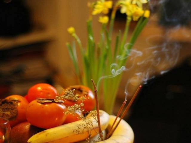 Ngày Tết có nên thắp hương liên tục và vì sao phải thắp hương số lẻ