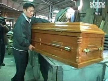 Khó đỡ với những kiểu thưởng Tết ở Trung Quốc: Quan tài, rau cần tây và cả tình một đêm