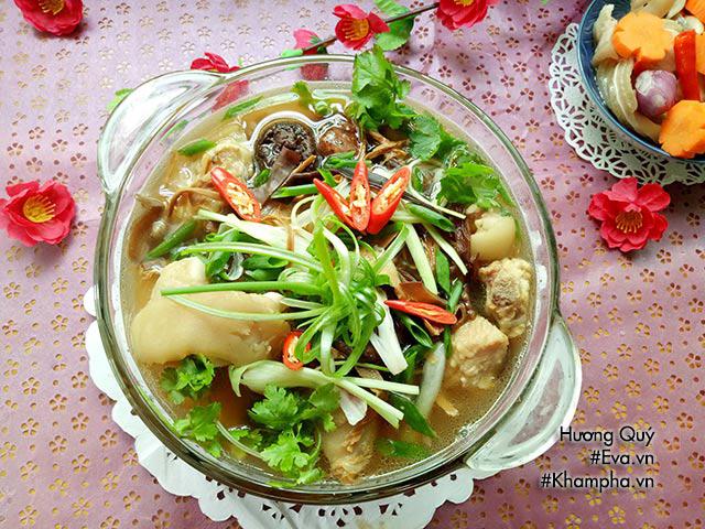 Canh măng khô móng giò mềm ngon mang hương vị truyền thống ngày Tết