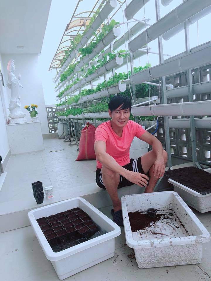 Người hâm mộ thích thú với cây xà lách to như bó hoa của nhà Lý Hải - Minh Hà - 8