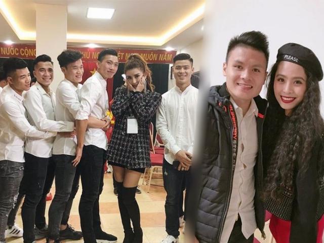 Á hậu Huyền My, ca nương Kiều Anh e ấp chụp hình cùng dàn trai đẹp U23 Việt Nam